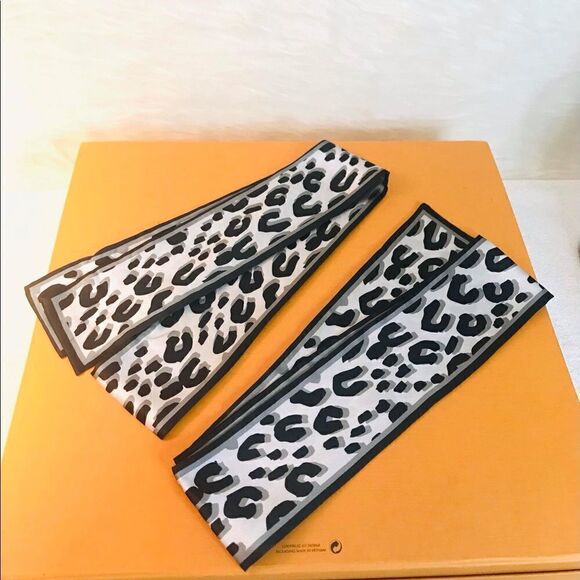 Silk twilly (one pair) - Picture 3 of 3